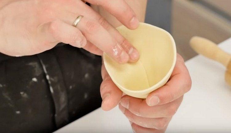 Formamos kulechek a partir de un trozo de tortilla.