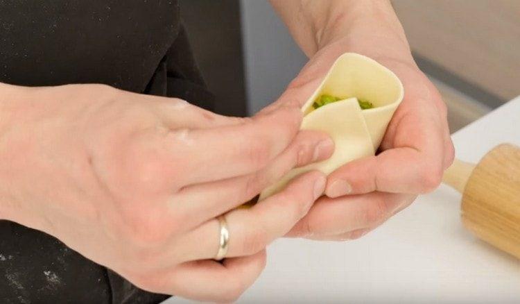 Extendemos el relleno en la masa en blanco y sujetamos sus bordes.