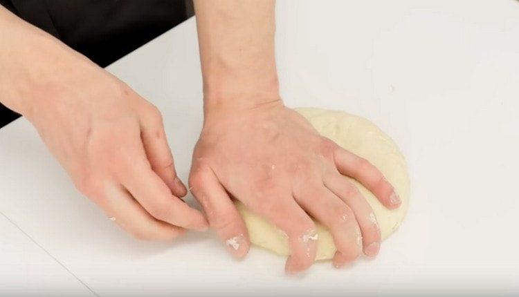 Amasar una masa bastante apretada.