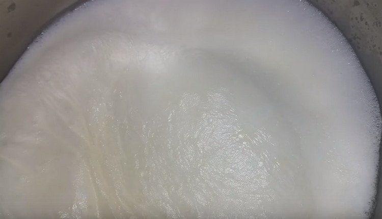 Primero necesitas hervir la leche.