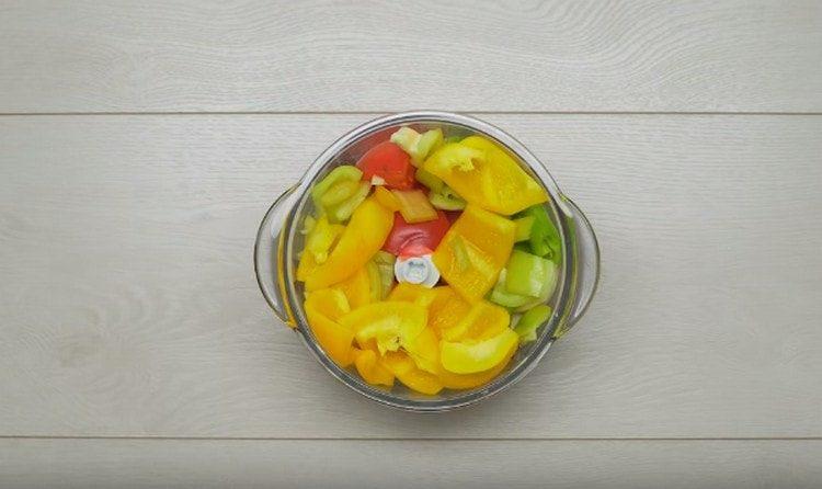 Karıştırıcıya da tatlı biber ekleyin.