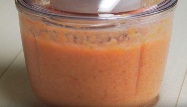 Bir blender ile sebze eziyet.