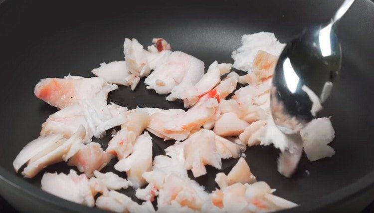 İlk önce, yağın yağını bir tavada kızartın.