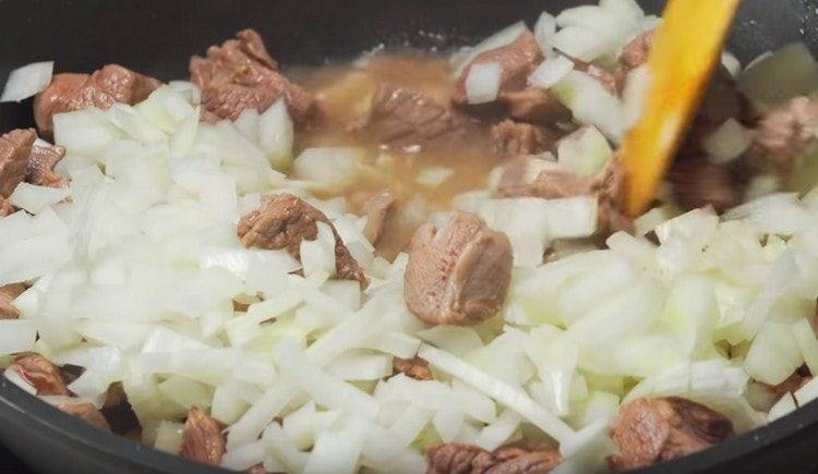 Etin üzerine ince doğranmış soğan ekleyin.