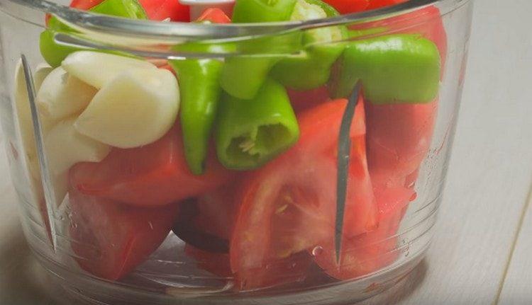 Domateslere sarımsak ve acı biber ekleyin.