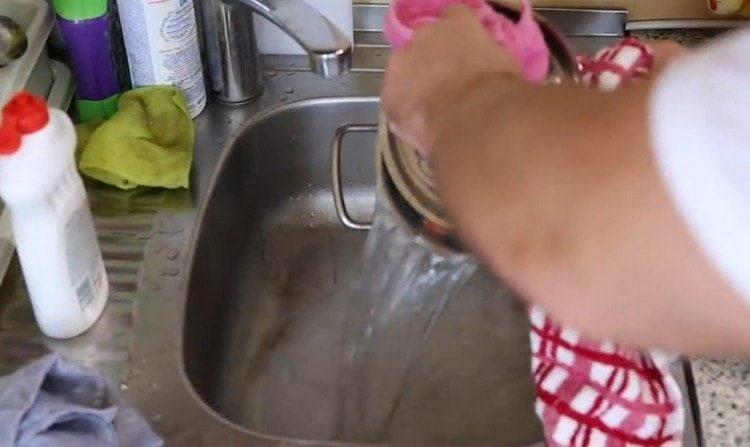 Ensuite, l'eau doit être drainée.