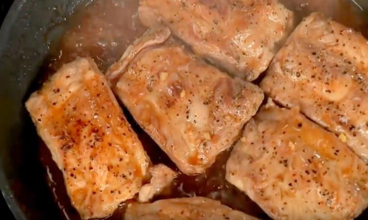 От време на време завиваме ребрата в тиган.