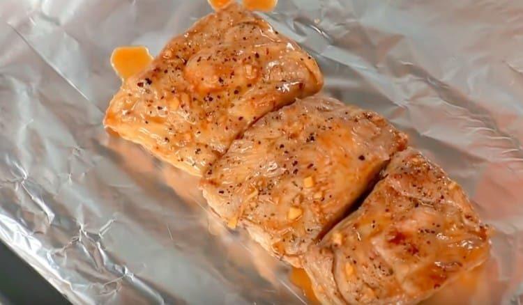 Разстелете маринованите ребра върху лист за печене, покрит с фолио.