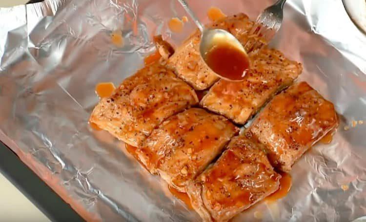 Изсипете ребрата с марината.