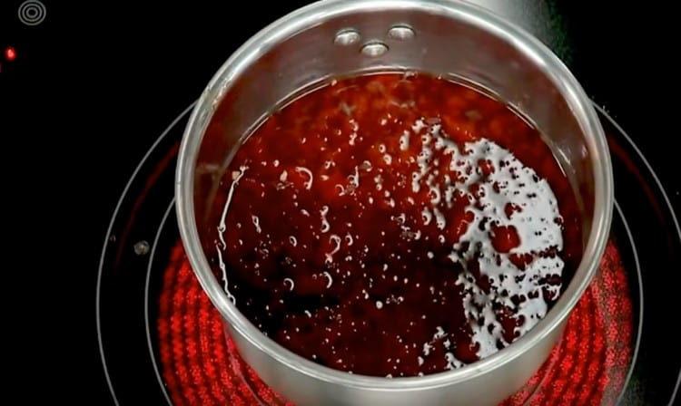 Сварете соса до гладкост.