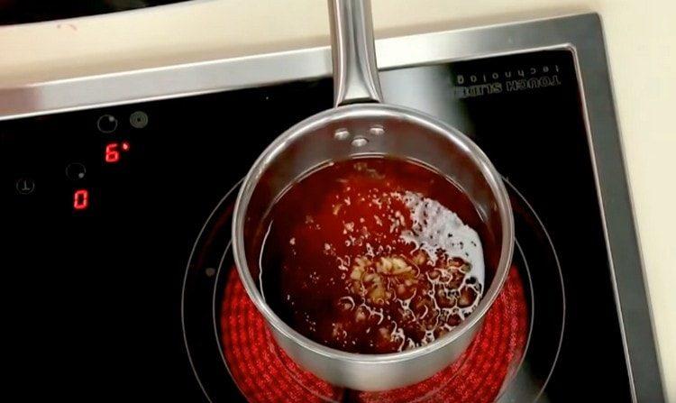 Нарежете ситно корен от джинджифил и добавете към маринатата.