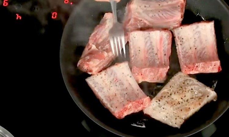 Запържете обелените ребра в масло.