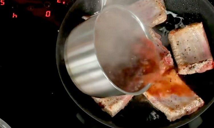 Добавете малко марината към ребрата.