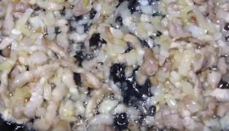 Agregue cebolla picada a la pechuga.