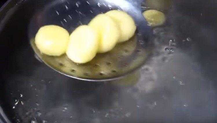 Cuando aparezcan las albóndigas, sáquelas con una cuchara ranurada.