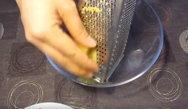 Tres papas hervidas en un rallador fino.