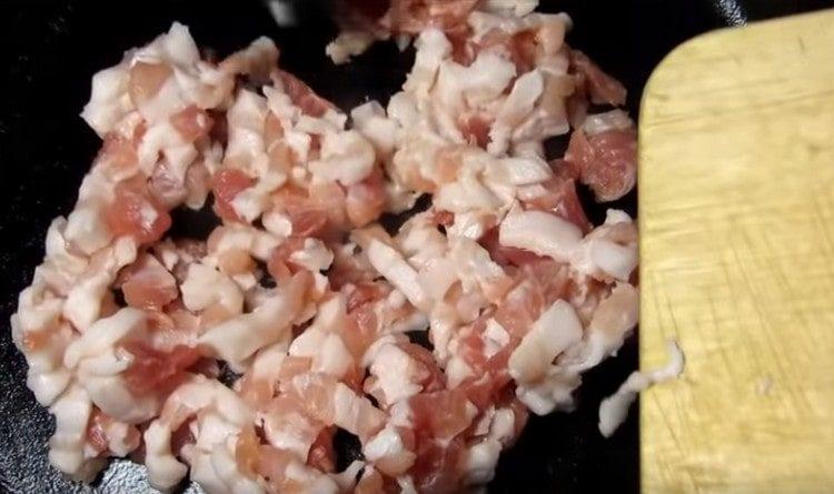 Picar finamente la falda y freír en una sartén.