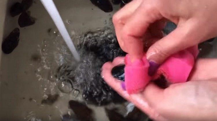 Vask muslingerne grundigt.