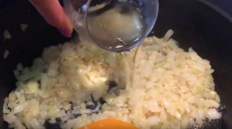 Tilsæt hvidvin til løgen med hvidløg.
