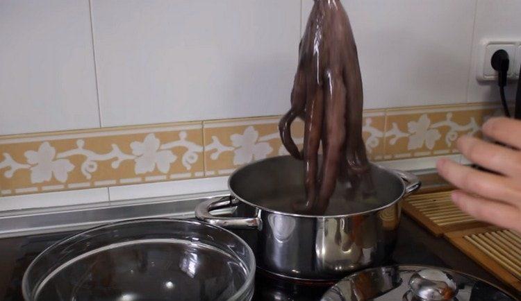 2-3 gånger doppa bläckfisken i kokande vatten.
