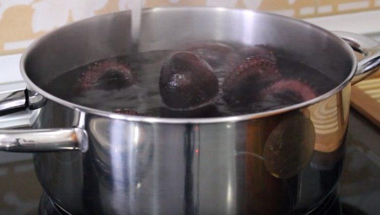 Släpp bläckfisken helt i pannan och koka.