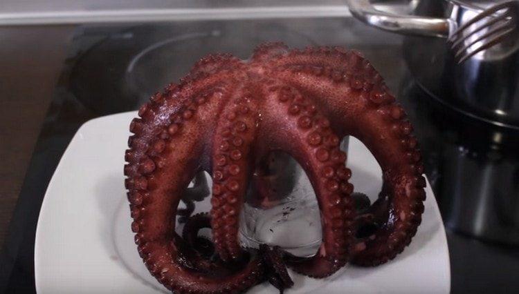 Det är bekvämare att skära färdig skaldjur om du lägger den i ett glas.