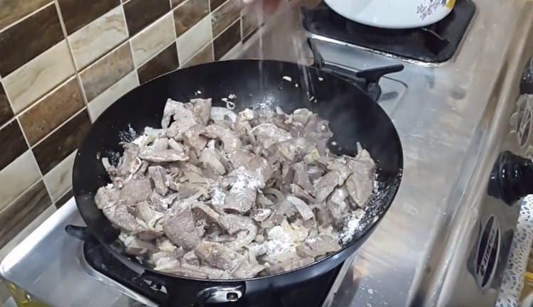 ממליחים את המנה, פלפל, מוסיפים תבלינים.