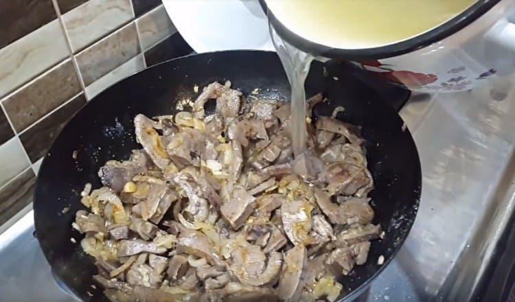 הוסף מעט מרק שנשאר מבישול הלבבות.