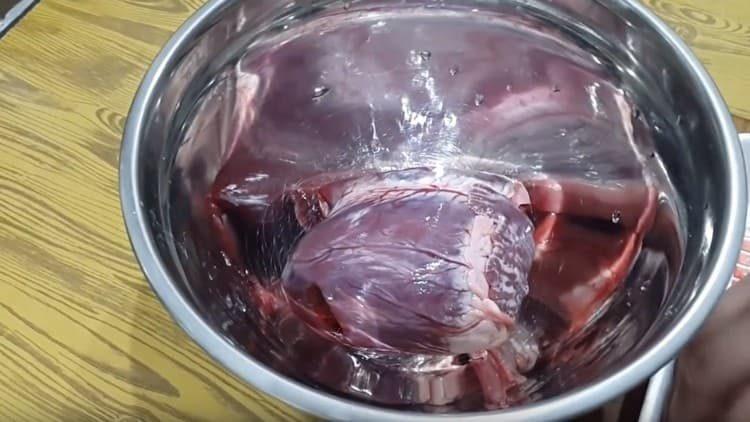 אנו שוטפים וחותכים את לבבות החזיר.