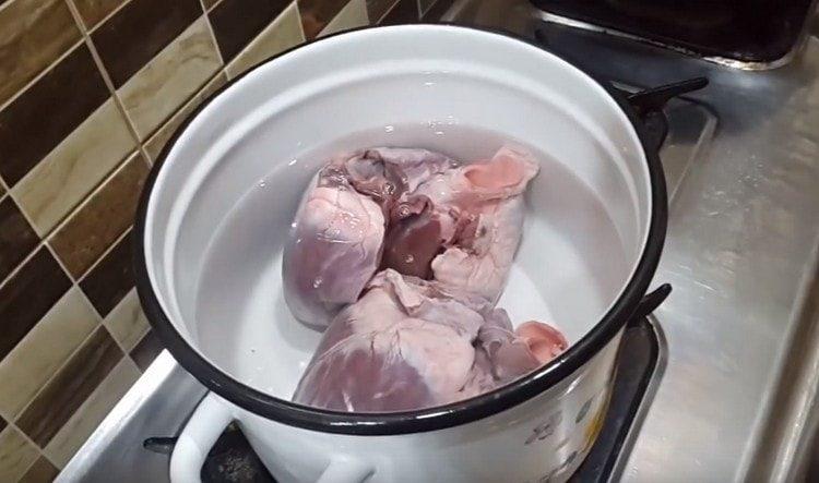 הכניסו את הלבבות לתבנית. מלא במים והניח על הכיריים.