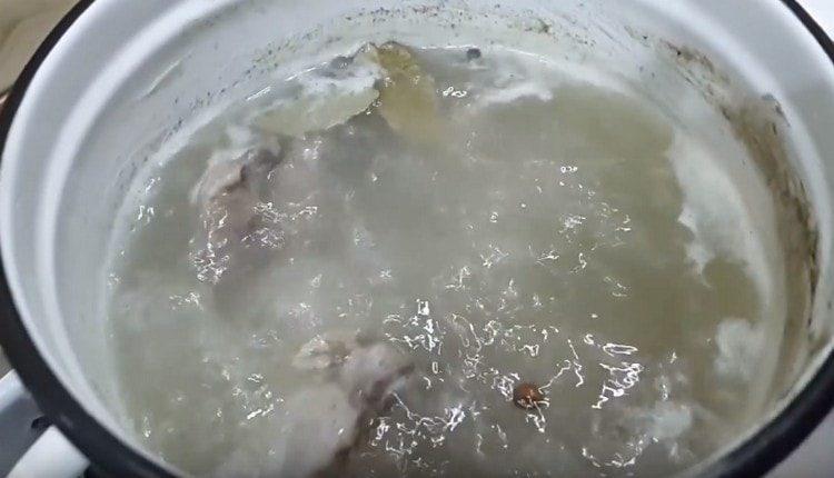 הוסיפו עלה דפנה, פלפל, מלח, תבלינים למרק עם לבבות.