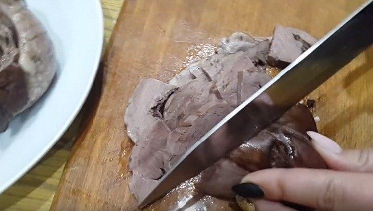 חותכים את הלבבות המבושלים לפרוסות.