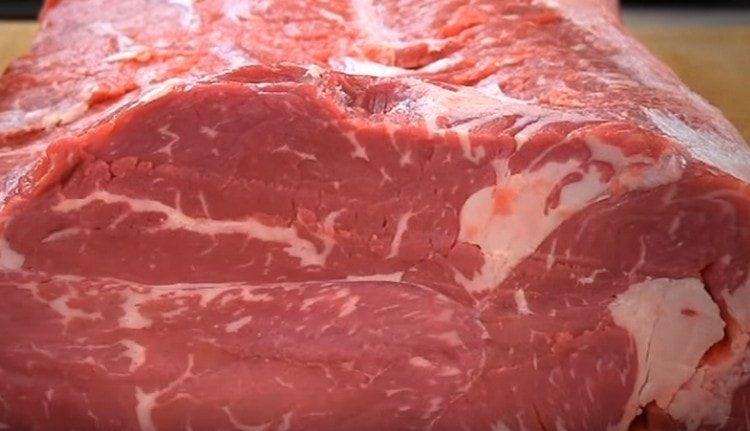 É importante saber como descongelar a carne adequadamente.
