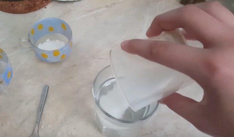 Una magdagdag ng asukal sa tubig at ihalo.