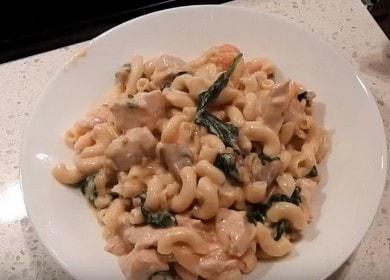 Бон Carbonara con pollo y pasta en salsa cremosa