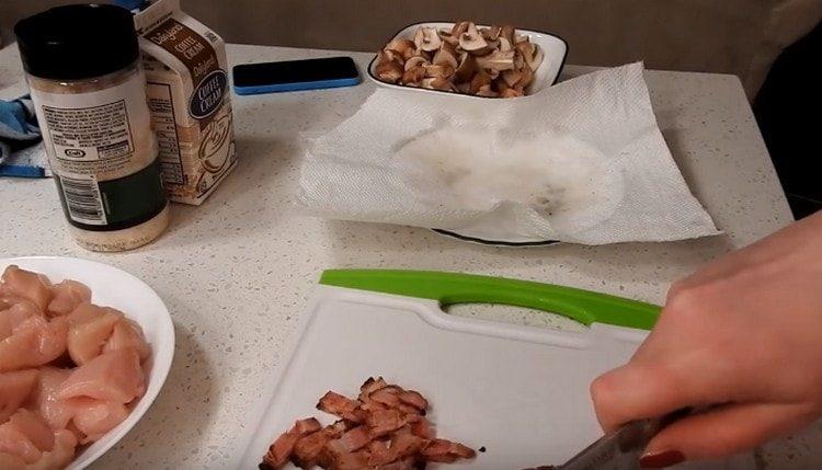 Cortar el tocino frito en tiras.