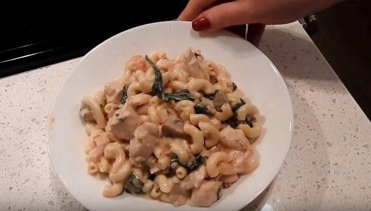 ¡La carbonara de pollo está lista!