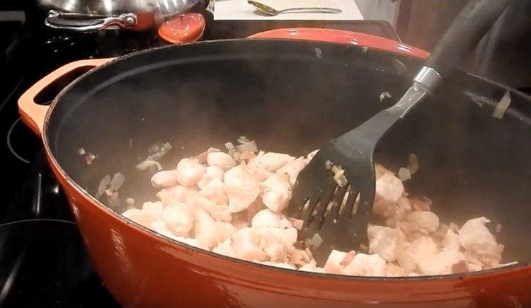 Extendemos el pollo en la sartén.