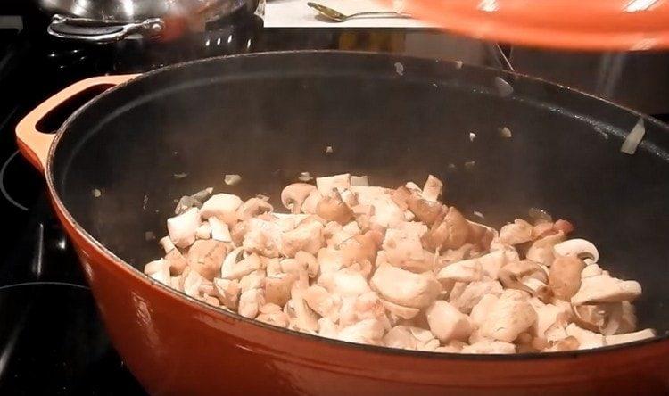 Agrega los champiñones.