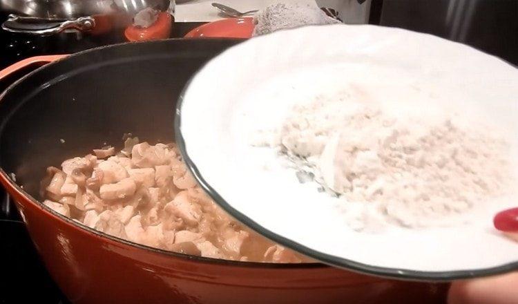 Para espesar la salsa, agregue un poco de harina.