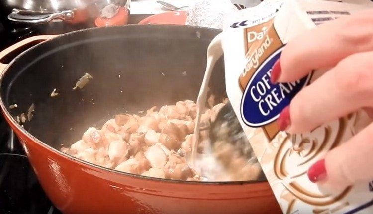 Vierta la crema en la sartén.