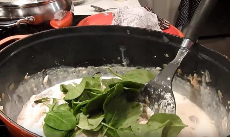 Agrega un poco de espinacas.