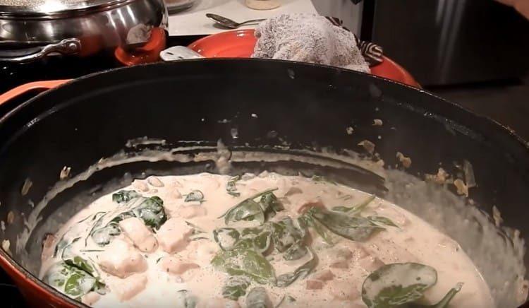 Agregue la sal y la salsa de pimienta.