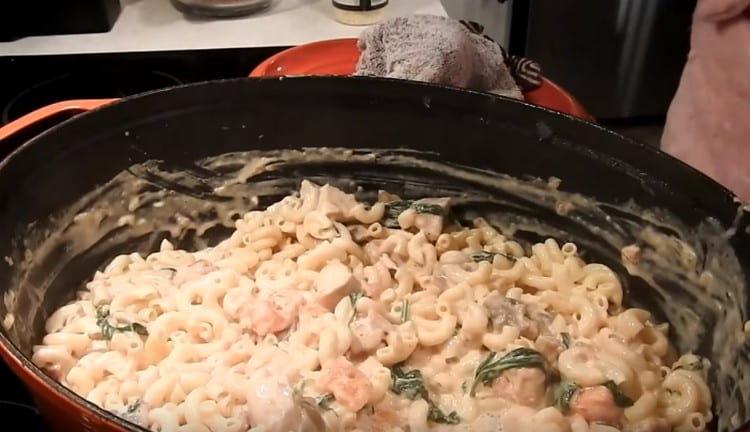 Extienda la pasta en la salsa.