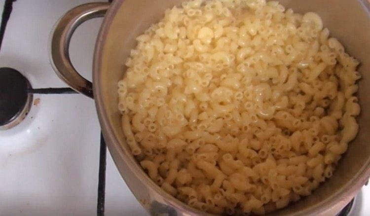 Entonces la pasta debe ser arrojada a un colador.