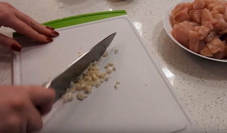 Picar finamente el ajo.