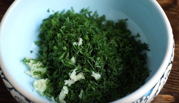 Tilsæt hvidløg, der føres gennem pressen for at dille.