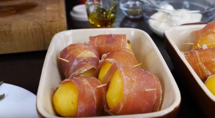 Разпределяме картофите във формите, сол и черен пипер.