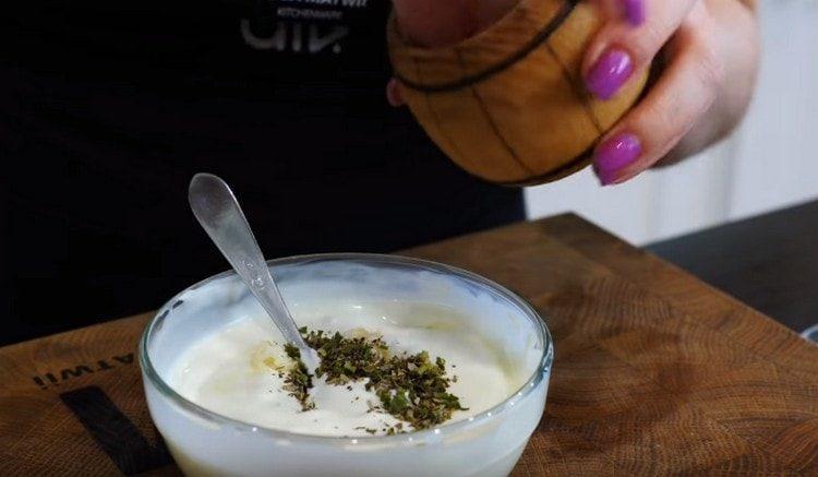 Добавете сол и подправки към соса. чесънът.