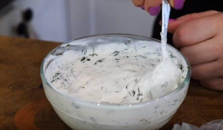 Можете да добавите и малко пресни билки към соса.